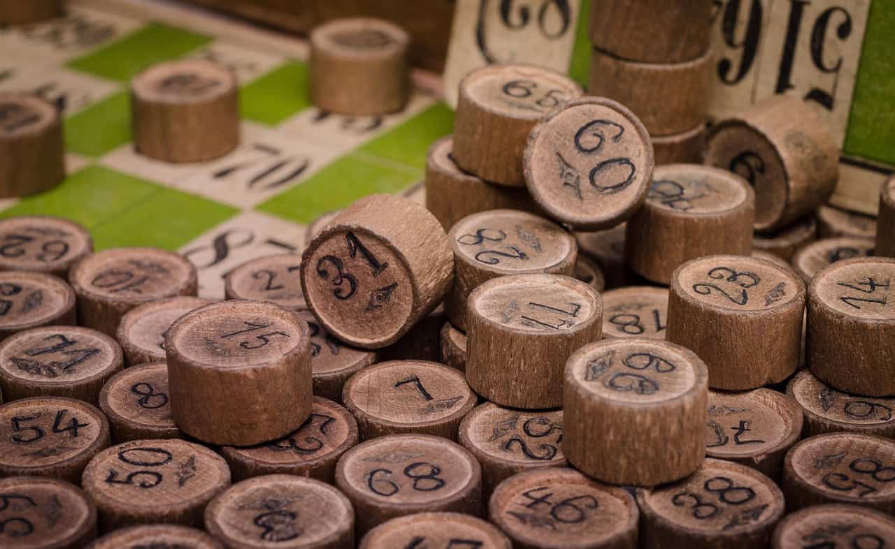 Cartones de Bingo Personalizados: Colores, Temas y Más Uno de los aspectos más divertidos de generar tus propios cartones es la posibilidad de personalizarlos. En efecto, personalizar los cartones de bingo te permite adaptarlos a la temática de tu evento, a los gustos de tus jugadores o simplemente darle un toque creativo al juego. A continuación, exploramos distintas formas de personalizar tus cartones de bingo y cómo hacerlo fácilmente: Elección de colores: Visualmente, los cartones de bingo no tienen por qué ser todos blancos con texto negro. Usando nuestra herramienta, puedes imprimir en blanco y negro y luego imprimir esas hojas en papeles de colores diversos (azul, rosa, amarillo, etc.). Algunas plataformas, como la nuestra o similares, también ofrecen la opción de elegir el color del cartón digitalmente antes de generar el PDF bingo.es bingo.es . Por ejemplo, podrías optar por cartones con fondo azul para un evento empresarial cuyo logo es azul, o cartones verdes para un bingo ecologista en el Día de la Tierra. Si cada jugador tiene un color distinto de cartón, ¡también es más fácil identificar de quién es el bingo ganador a simple vista! Incluir el título o nombre del evento: Una sencilla pero efectiva personalización es agregar un título en la parte superior del cartón. Por decir, “Bingo Familiar de los Gómez 2025” o “Gran Bingo Benéfico Escolar”. Si la herramienta no deja agregar texto extra, puedes imprimir los cartones y luego estamparles un sello con el nombre, o editar el PDF añadiendo una cabecera de texto usando Acrobat u otro editor antes de imprimir. De esta manera, el recuerdo del evento queda plasmado en los cartones mismos, y la gente incluso podría guardarlos de recuerdo. Agregar imágenes o logotipos: Si eres hábil con la edición, puedes incorporar imágenes pequeñas en los cartones, sin interferir con los números. Quizás el logo de tu empresa, o un gráfico alusivo a la fiesta. En cartones 5x5 hay espacio en los bordes o esquinas donde podrías poner un ícono pequeño. Nuevamente, esto se haría fuera de la herramienta (descargando el PDF e insertando la imagen). Sin embargo, vale la pena por ejemplo en eventos de marca o promociones, donde quieres que tu logo esté presente. Tematizar el formato de las partidas: La personalización también puede ser en cómo juegas el bingo, no solo en el cartón físico. Por ejemplo, un bingo temático de San Valentín podría declarar ganador al primer jugador que forme un patrón de corazón en su cartón de 5x5. Para eso, imprime cartones de 75 bolas y dibuja sobre ellos la forma del corazón que deberá completarse (ese patrón involucrará ciertos números específicos). Esto lo saben todos desde el inicio y genera expectativa. Otro ejemplo: bingo de vacaciones, donde marcas una figura de árbol de Navidad. Son formas de personalizar la dinámica del juego usando los mismos cartones. Diferentes idiomas o terminologías: Si tu audiencia es internacional o regional, podrías personalizar el texto de los cartones. Por ejemplo, en lugar de BINGO arriba, poner “LOTERÍA” u otra palabra de cinco letras relacionada al evento. En español normalmente se sigue usando “BINGO” pero nada impide cambiarlo por algo divertido (¡hemos visto cartones que en lugar de BINGO decían “FIESTA”! cada letra en su columna). Esto requiere diseñar los cartones con un poco más de trabajo, pero es posible. Nuestra herramienta genera la estructura base y luego tú podrías sobreimprimir letras diferentes en la cabecera. Tamaños y formatos especiales: ¿Quieres cartones más grandes para que sean más visibles? Puedes ajustar la impresión para que cada cartón ocupe una hoja completa (por ejemplo, imprimiendo 1 cartón por página en vez de varios). Al revés, si quieres ahorrar papel, imprime en formato 2 cartones por página. Esta flexibilidad en la impresión es otra forma de personalizar según tus necesidades (cartones grandes para bingo en un salón amplio, cartones pequeños para juegos individuales). Personalización para jugadores específicos: En algunos casos, podrías querer hacer sentir especiales a ciertos jugadores. Por ejemplo, si celebran el cumpleaños de la abuela jugando bingo, podrías escribir el nombre de ella en su cartón grande y llamarlo “El cartón de la Suertuda Abuela María” o algo así. Claro está, esto es más un detalle simbólico, pero suma a la experiencia emocional del juego. Importante: Al personalizar, asegúrate de no alterar la legibilidad de los números ni la aleatoriedad del juego. Los números deben verse claros y no deben repetirse indebidamente. Nuestra herramienta garantiza que cada cartón generado tiene números aleatorios dentro de los rangos correctos y sin repeticiones en el mismo cartón. Si haces cambios, no modifiques eso. Además, cualquier elemento añadido (texto o imagen) procura que esté en zonas en blanco para no tapar números. En resumen, la personalización de cartones de bingo es una forma creativa de elevar el nivel de diversión y relevancia de tus partidas. Con cartones gratis e ilimitados, tienes la libertad de experimentar con colores, diseños y formatos sin preocuparte de arruinar cartones costosos. Por otro lado, cada evento es único, y tus cartones también pueden serlo. ¡Aprovecha las opciones y sorprende a tus jugadores con cartones que jamás verán en un bingo tradicional!